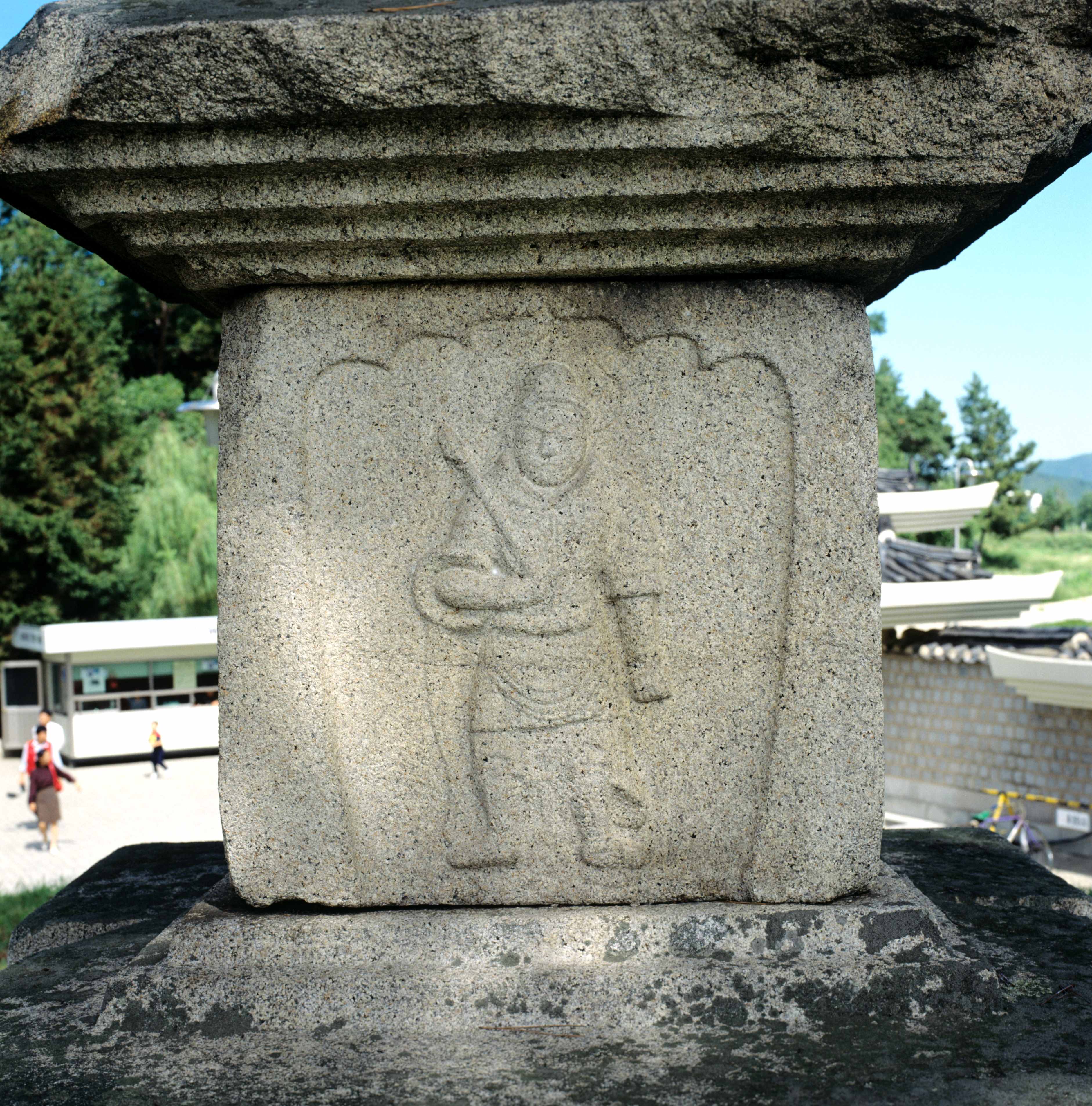 유적_305_경주남산_승소곡-제1사지(승소골절터, 국립경주박물관)-일층탑신석(북면 다문천왕)_경상북도_2000_경주_제1유형.jpg이미지